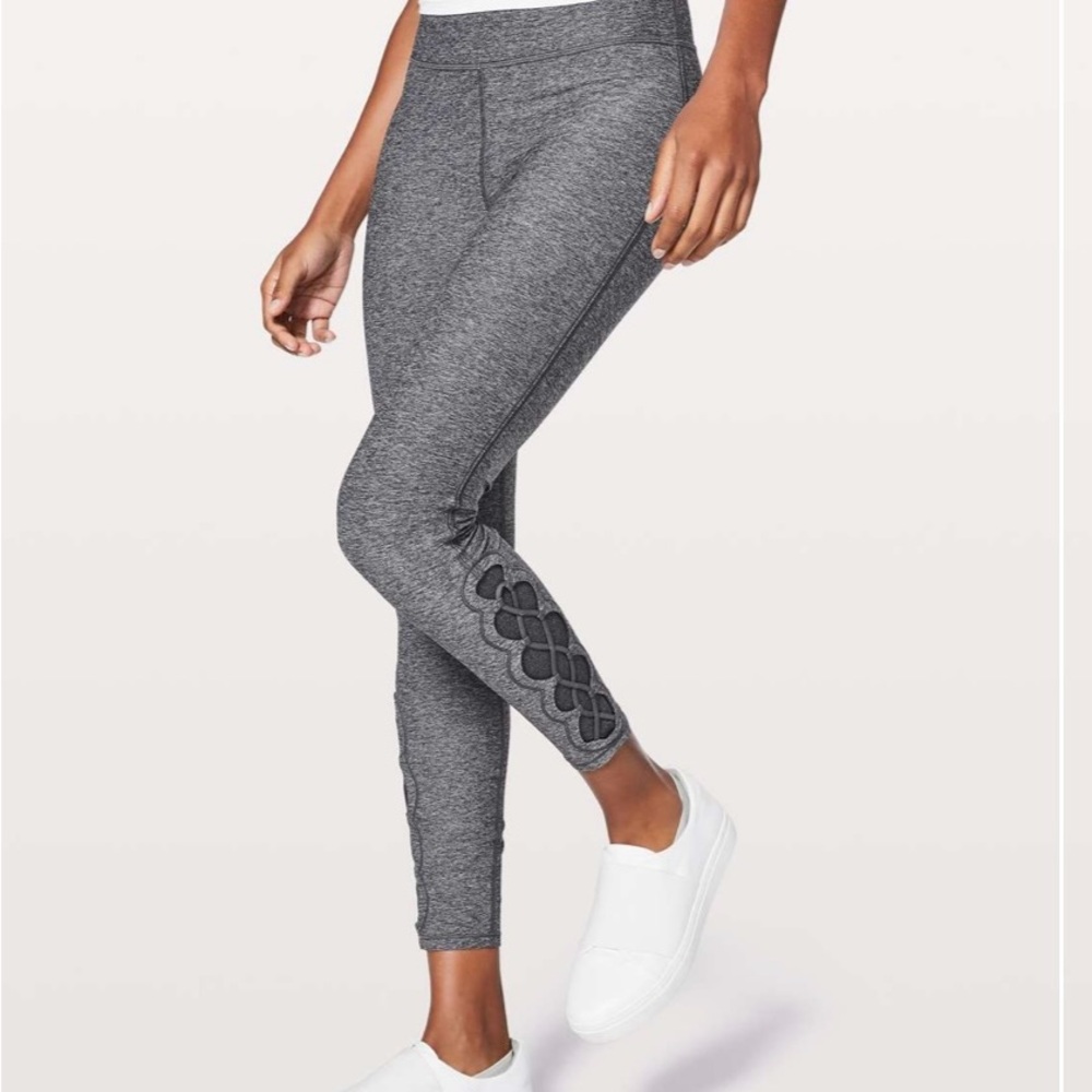 Lululemon Tied To It 7/8 Tight 25"
Heathered Black / Dark Carbon
